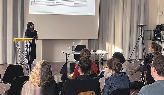 Thanushiyah Korn hält ihren Vortrag (EIB)