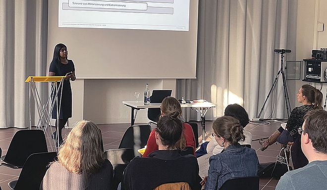Thanushiyah Korn hält ihren Vortrag (EIB)