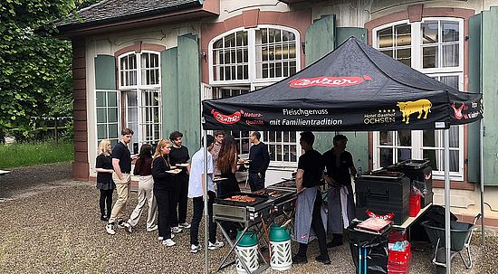 Grillfest vor der Orangerie
