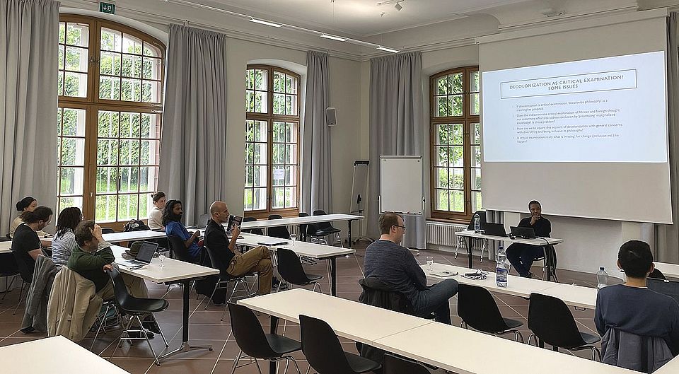 Students and Europainstitut members listen to contributions during the Q&A