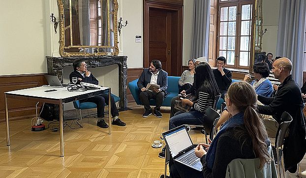 Toshiki Mogami discuses with participants