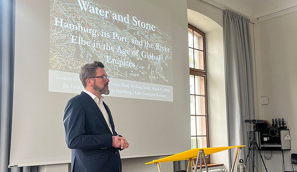 Herteen gives a presentation