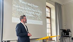 Herteen gives a presentation