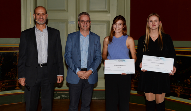 Diplomfeier des Europainstituts 2024: Direktor Corey Ross, Christian Egeler (Vorsitzender Förder- und Alumniverein Europainstitut) und die beiden Preisträgerinnen Giulia Paola Schneitter und Claudia Corinna Schmutz)