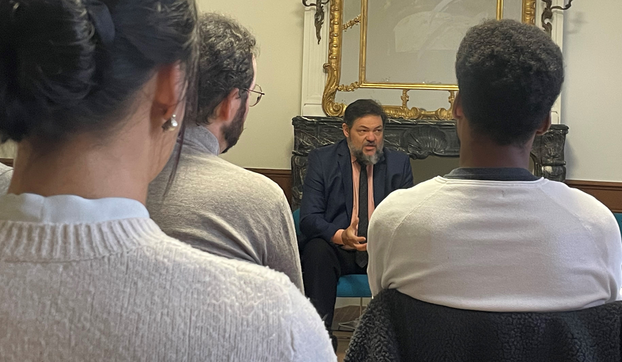 Salon discussion with Professor Fontoura Costa and audience members in the foreground.