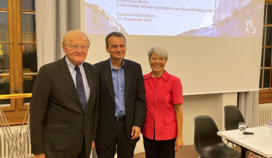 Thomas Cottier, Dominique Martin, Christa Tobler (v.l.n.r.) stehen vor den Teilnehmenden