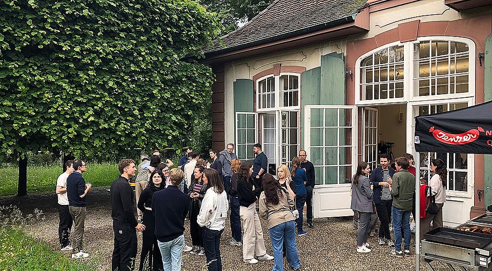 Teilnehmende vor Orangerie