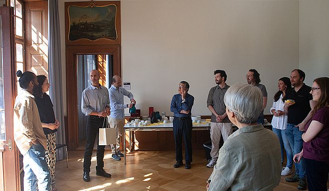 Corey Ross begrüsst die Mitarbeitenden des Europainstituts