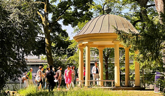 Teilnehmende der Führung im Aussenbereich der Sandgrube