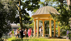 Teilnehmende der Führung im Aussenbereich der Sandgrube