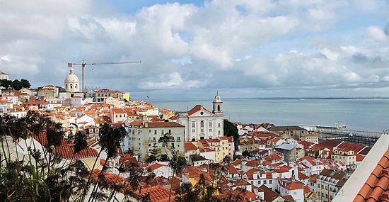 [Translate to English:] Über den Dächern von Lissabon