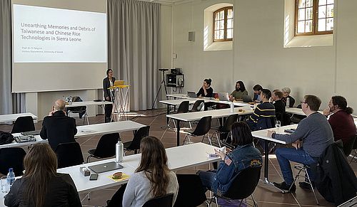 Yi-Tang Lin addresses the participants of the Working Lunch