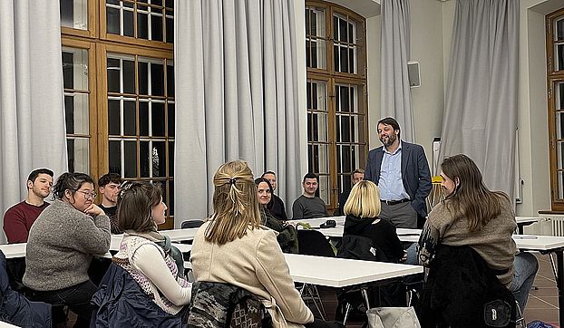 Ralph Weber begrüsst die MA-Student:innen