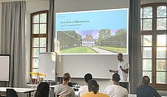 Direktor Corey Ross begrüsst die Erstsemestrigen am EIB (Foto: EIB)