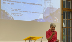 Christa Tobler begrüsst die Teilnehmenden des Europakolloquiums