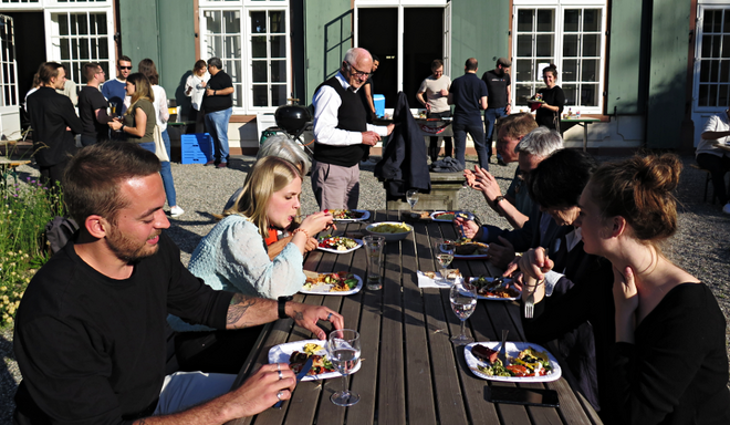 Studierende beim Grillfest