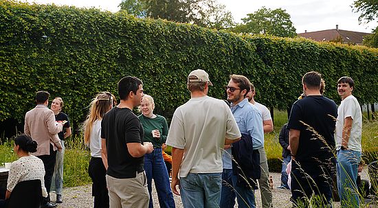 Studierende im Garten des EIB