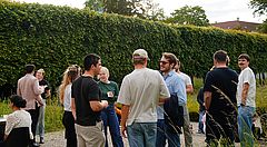Studierende im Garten des EIB