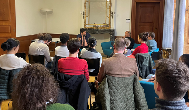 Salon discussion with Professor Fontoura Costa and audience members in the foreground.