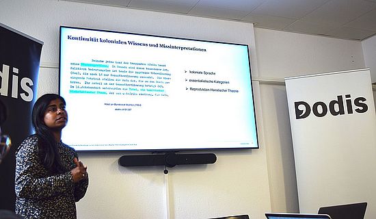 Thanushiyah Korn hält Vortrag