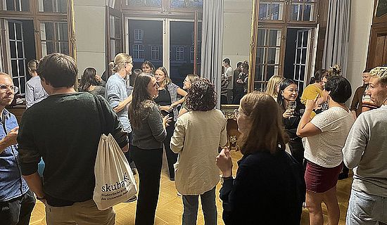 Kennenlernen beim Apéro (Foto: EIB)