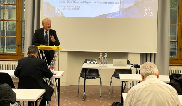 Thomas Cottier (Universität Bern) hält einen Vortrag am Rednerpult