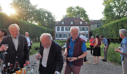 Apéro im Garten des Europainstituts