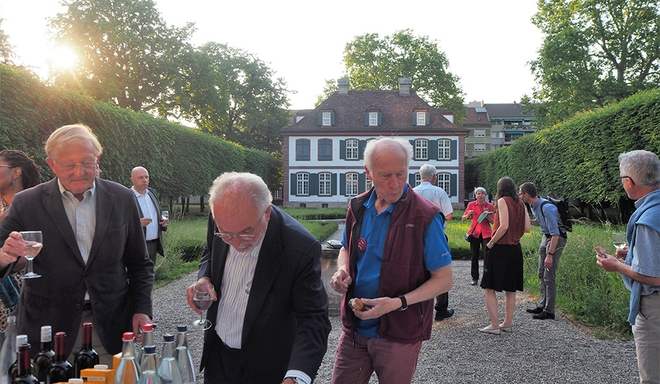 Apéro im Garten des Europainstituts