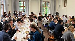 Teilnehmende beim Essen