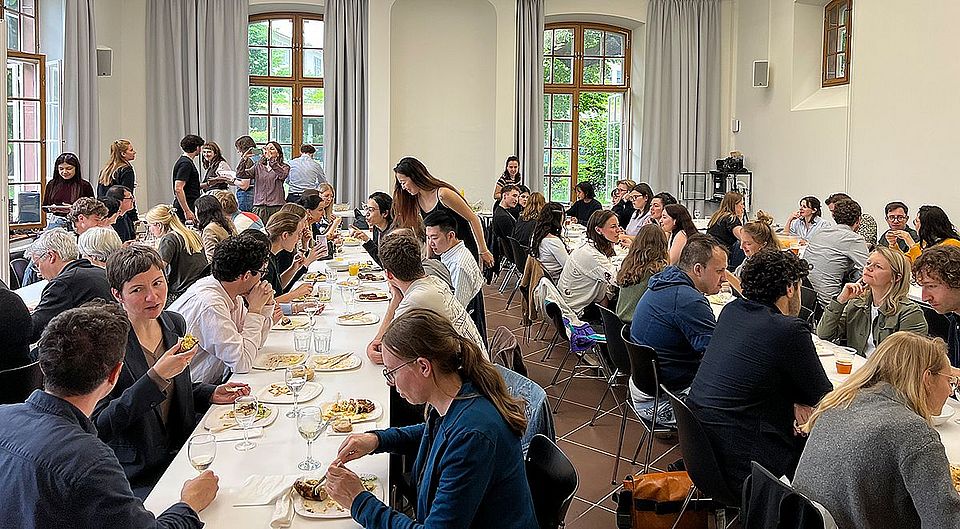 Teilnehmende beim Essen