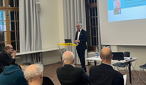 Paul Seger hält Vortrag