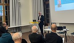 Paul Seger hält Vortrag