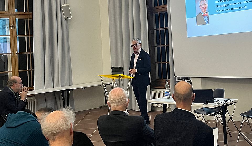 Paul Seger hält Vortrag
