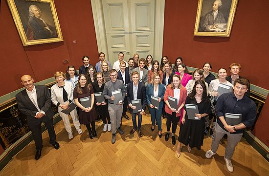 Diplomfeier mit Alumni und Prof. Dr. Corey Ross