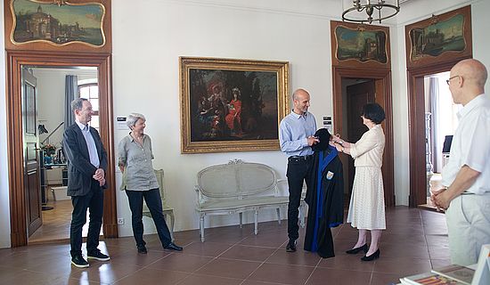 Foto: Prof. em. Dr. Madeleine Herren-Oesch übergibt den Talar an Prof. Dr. Corey Ross