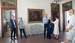 Foto: Prof. em. Dr. Madeleine Herren-Oesch übergibt den Talar an Prof. Dr. Corey Ross