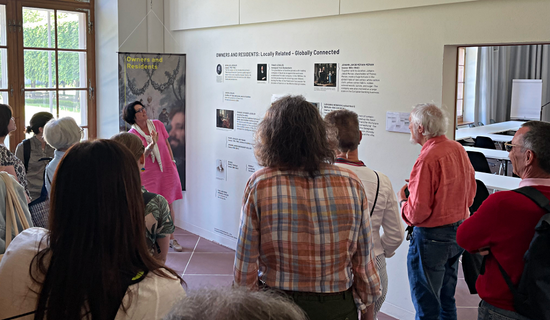 Info-Wand zu den Bewohnern und Bewohnerinnen der Sandgrube