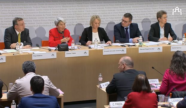 Christa Tobler bei der Aussenpolitischen Kommission des Nationalrats