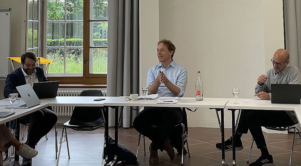 Prof. Sven Beckert discussing with participants