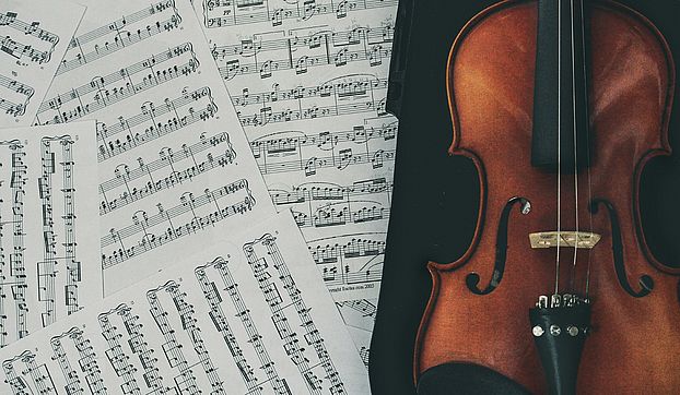 Notenblätter und Violine
