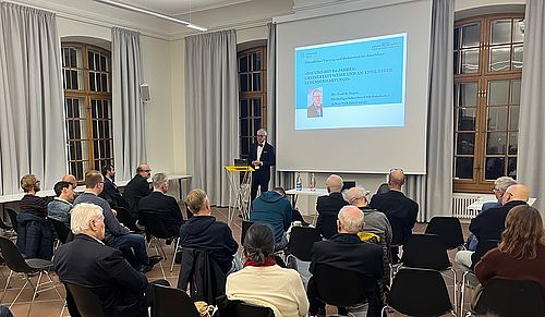 Paul Seger hält Vortrag