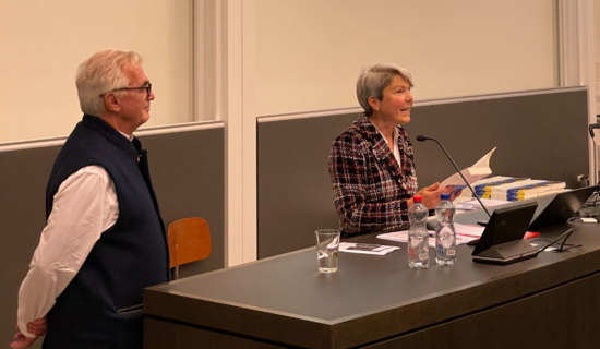 Hugues Pernet, Christa Tobler hält eine Begrüssung