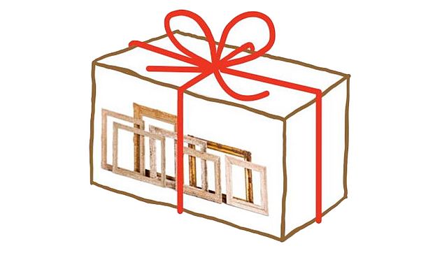Kiste mit Inhalt und roter Paketschnur