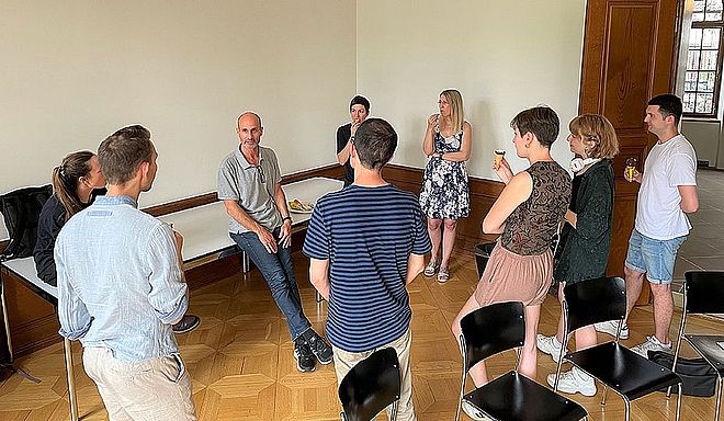 Direktor Corey Ross mit den Studierenden