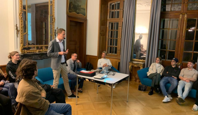 Kamingespräch mit Dr. Marcel Berni mit Studierenden
