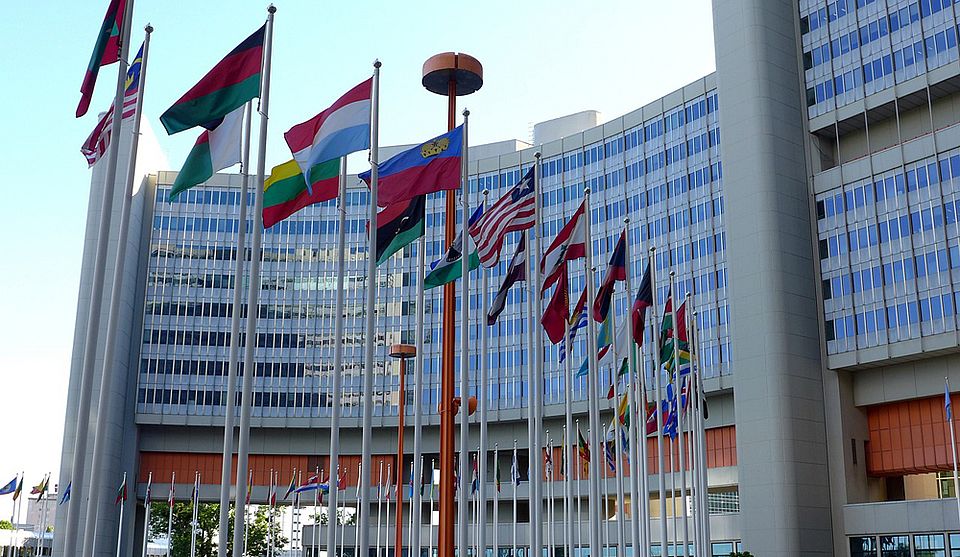 Foto von Fahnenmasten vor dem UN Gebäude