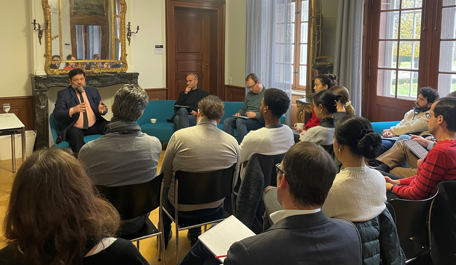 Salon discussion with Professor Fontoura Costa and audience members in the foreground.